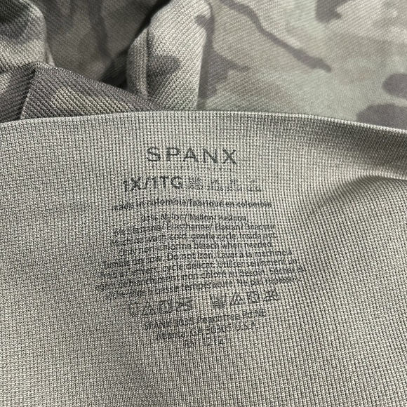 SPANX Look at Me Now Seamless Cropped Camo Leggings - 1X - Picture 7 of 8